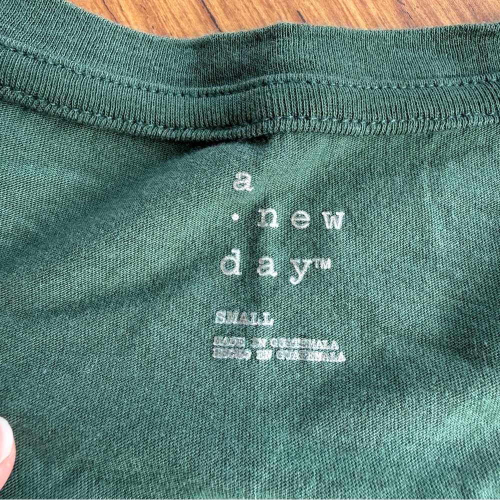 A New Day Dark Green Scoop Neck Tee Small - Picture 2 of 2